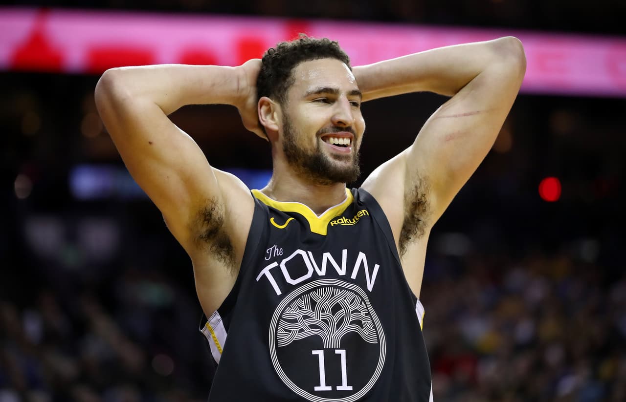 <b>Puesto 20 (empate). Klay Thompson (baloncesto) </b>
<br>
<br>Ganancias totales: 44.5 millones de dólares.
<br>
<br>Ganancias en el deporte: 28.5 dólares.
<br>
<br>Ganancias en patrocinios: 16 dólares.
<br>
<br>A pesar que la pandemia de covid-19 provocó la cancelación de cientos de eventos deportivos y las ligas profesionales tuvieron que adaptarse a la falta de público, ganancia de los atletas mejor pagados del mundo tuvieron un año récord. 
<br>