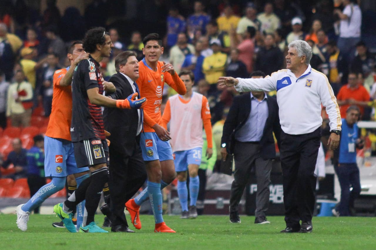 Miguel Herrera (izquierda) y Ricardo Ferreti (derecha) separaron a sus jugadores durante el conato de bronca al final del partido.