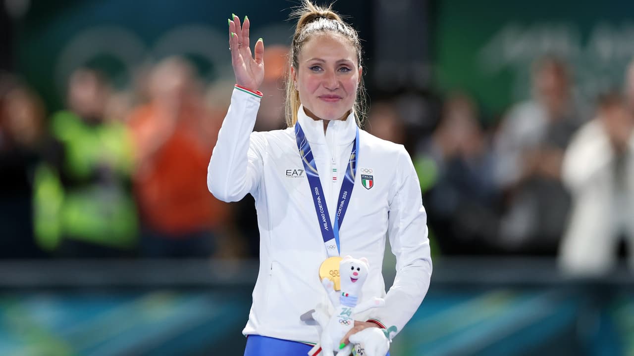 Francesca Lollobrigida, conmovida en el podio con su medalla de oro.