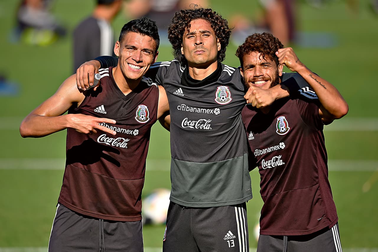 Las sonrisas se apoderaron de los jugadores, entre ellos Memo Ochoa (centro) por el entrenamiento recreativo del viernes.