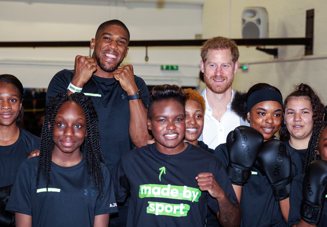 El pugilista Anthony Joshua se reunió con el Principa Harry en el evento 'Made by Sport', donde se le notó sonriente a pesar de su pérdida de títulos de peso completo contra el mexicano Andy Ruiz.
