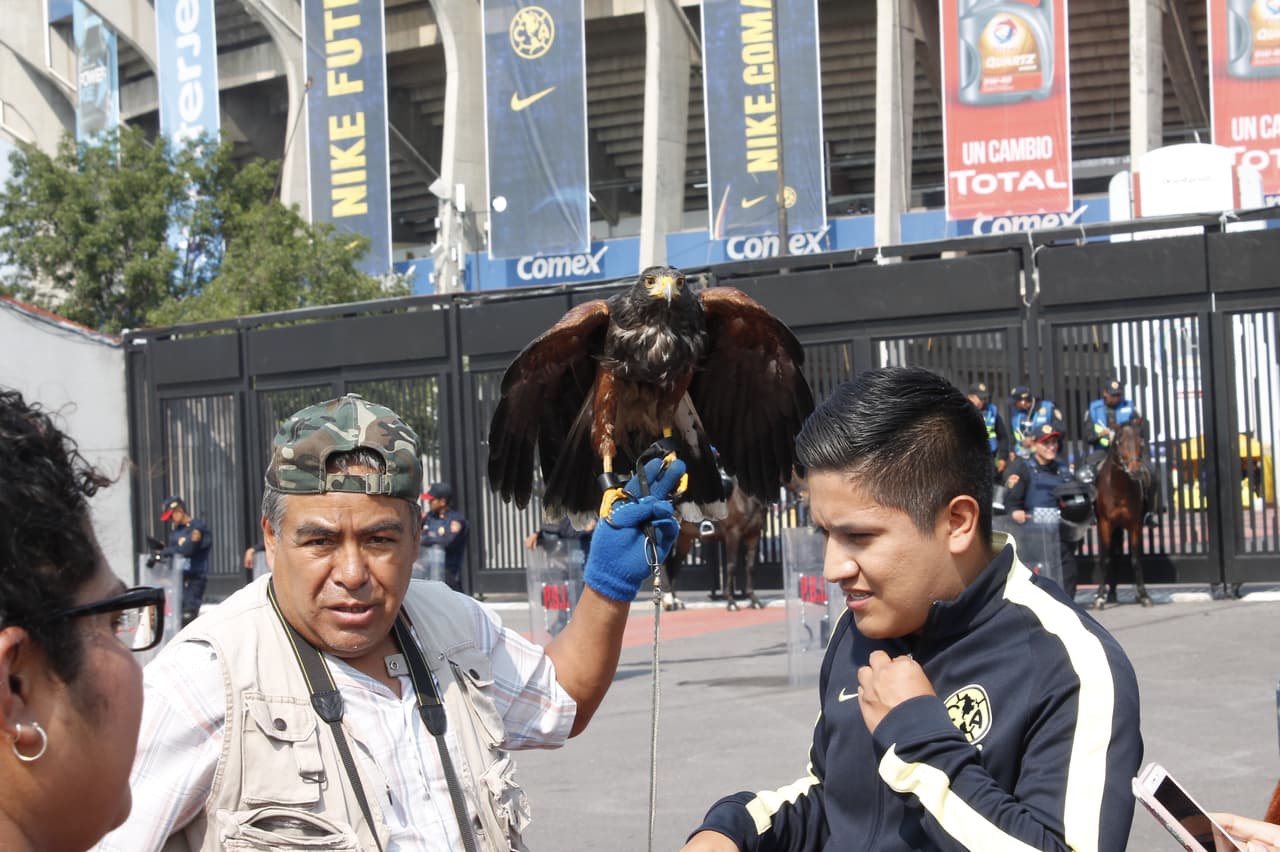 Los aficionados del América llegaron en gran número al Azteca con la ilusión de conseguir la remontada después de caer por 4-1 en la ida ante Santos Laguna. Familiares y amigos se reunieron desde la previa viviendo un ambiente muy colorido.