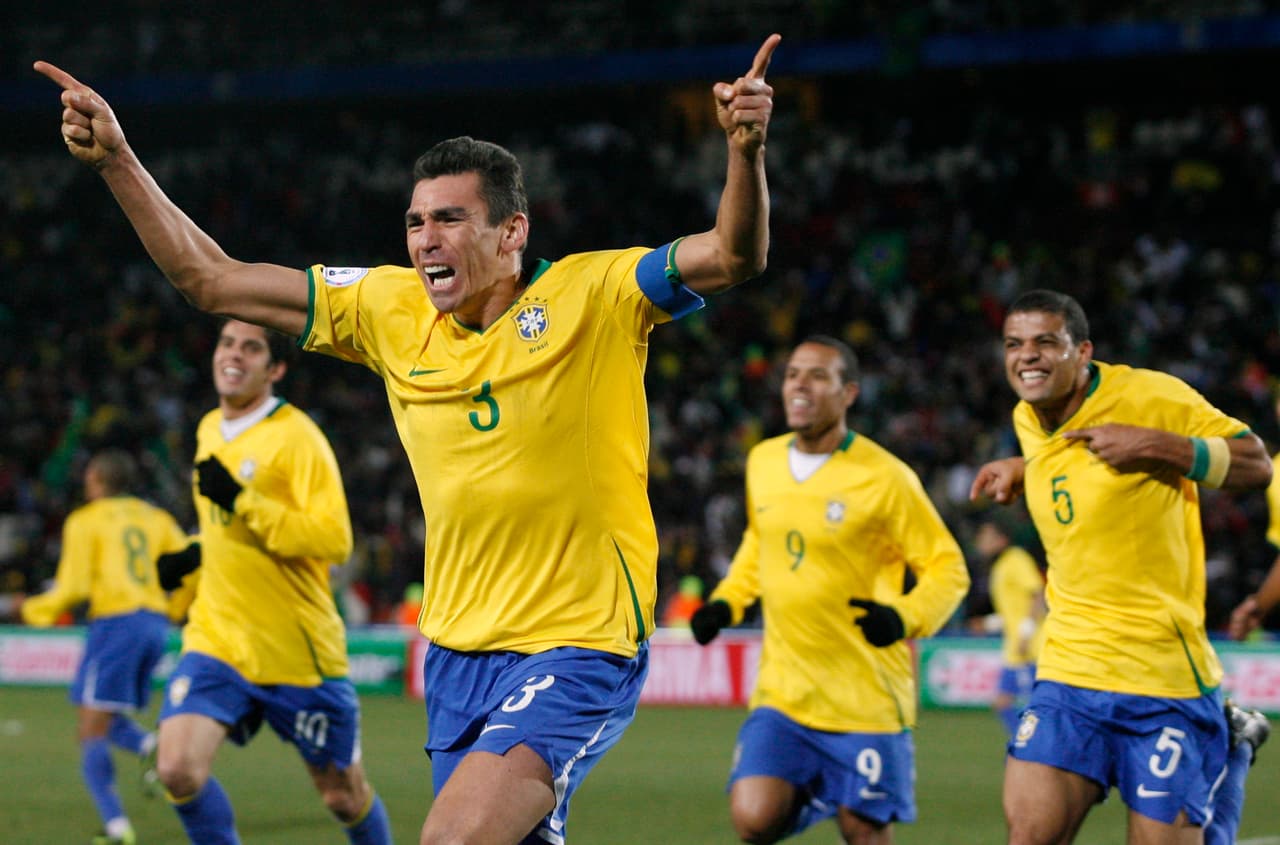 Brasil llegó al Mundial de 2010 como uno de los favoritos por su buen fútbol, pero en Sudáfrica decepcionó al caer eliminado en cuartos de final. Hasta ahora ningún equipo campeón de Confederaciones ha ratificado luego su grandeza en el Mundial.