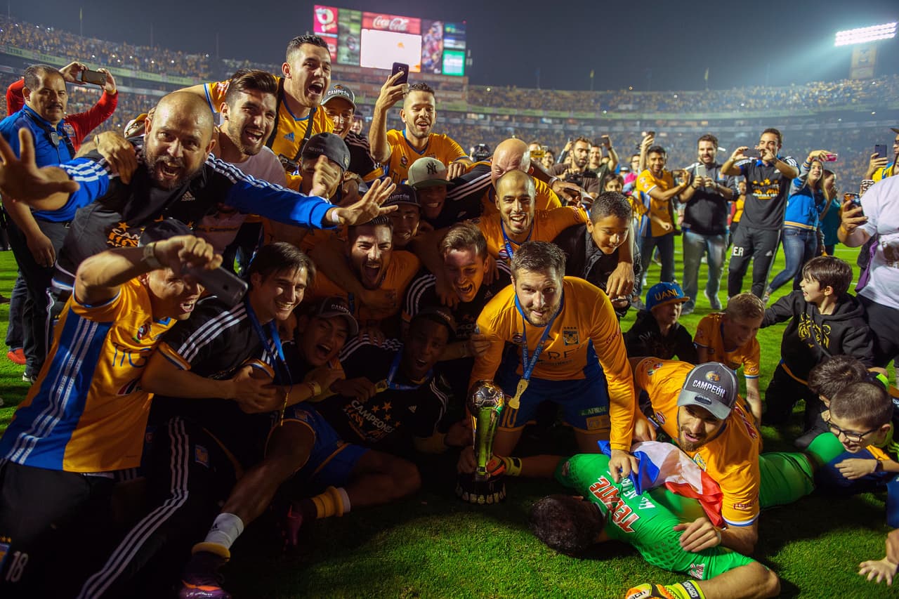 Apertura 2016. Con 30 puntos, Tigres cerró el torneo en el tercer sitio, mientras que América concluyo en quinto con 28. Los del ‘Tuca’ pasaron sobre Pumas y León para aniquilar a las Águilas en la final 3-0 en serie de penales.