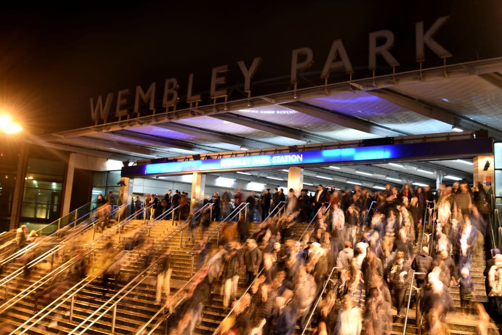 Desde horas antes al inicio del partido la gente respondió al llamado para acudir al legendario inmueble londinense para presenciar el atractivo encuentro entre ingleses e italianos.