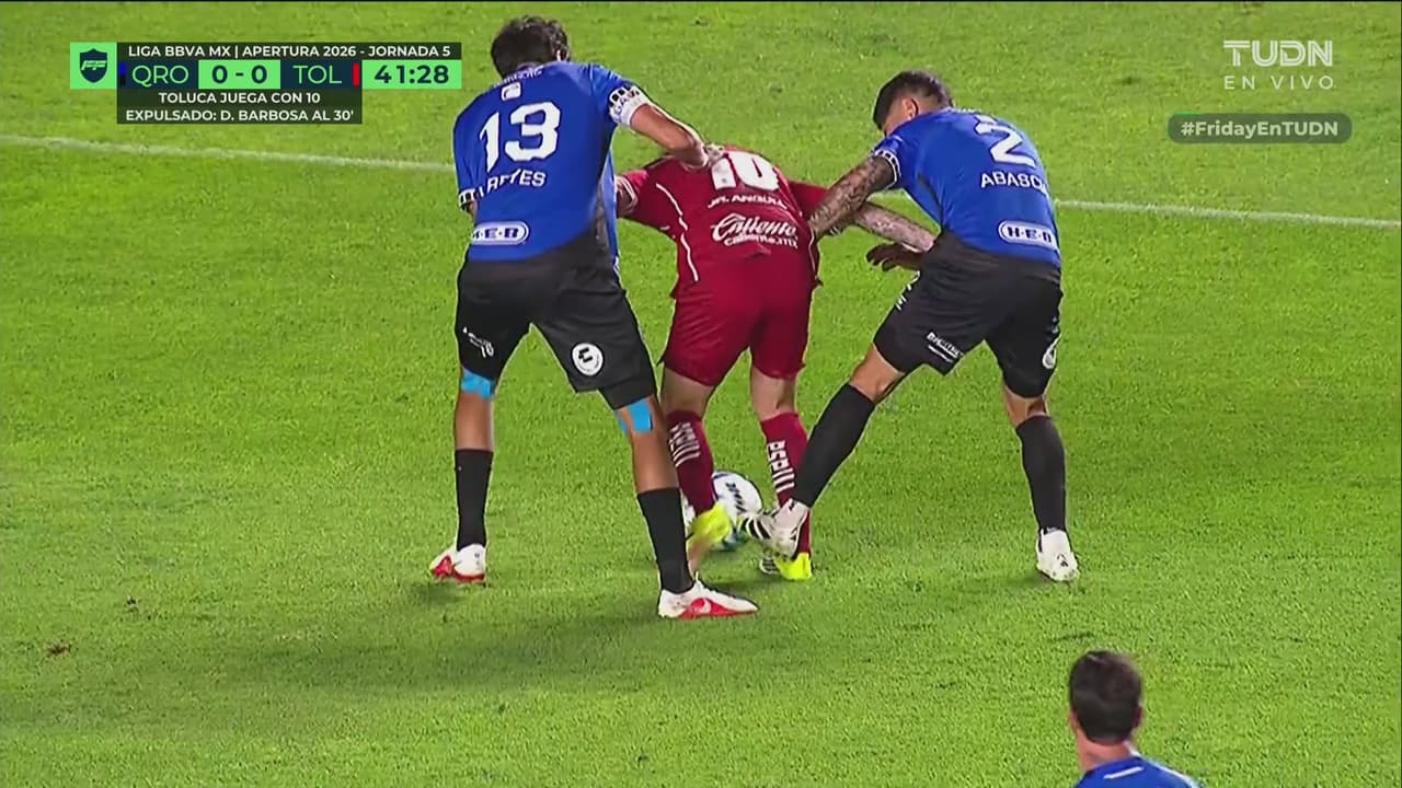 Toluca pedía penal sobre Canelo Angulo, por patadas al jugador