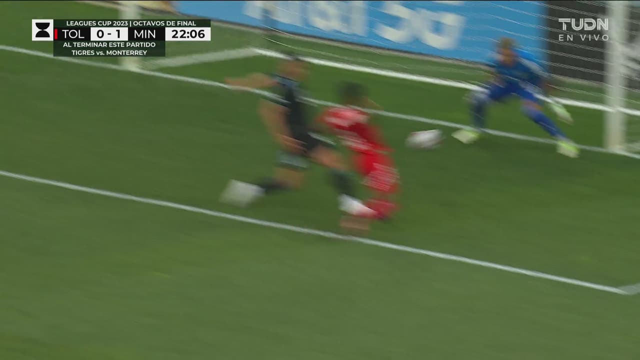 ¡Paradón de St Clair a remate a quemarropa de Morales!