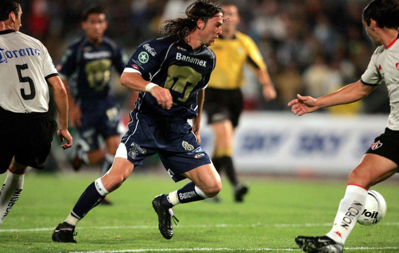 Fue dirigido por dos exentrenadores del Real Madrid, Floro, en Rayados, y Luxemburgo, en el Santos de Brasil.