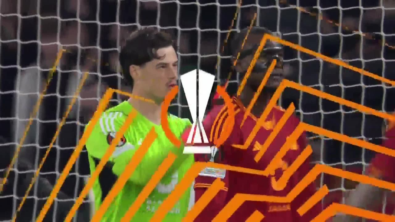 ¡TIRO ATAJADO! disparo por Danny Welbeck.