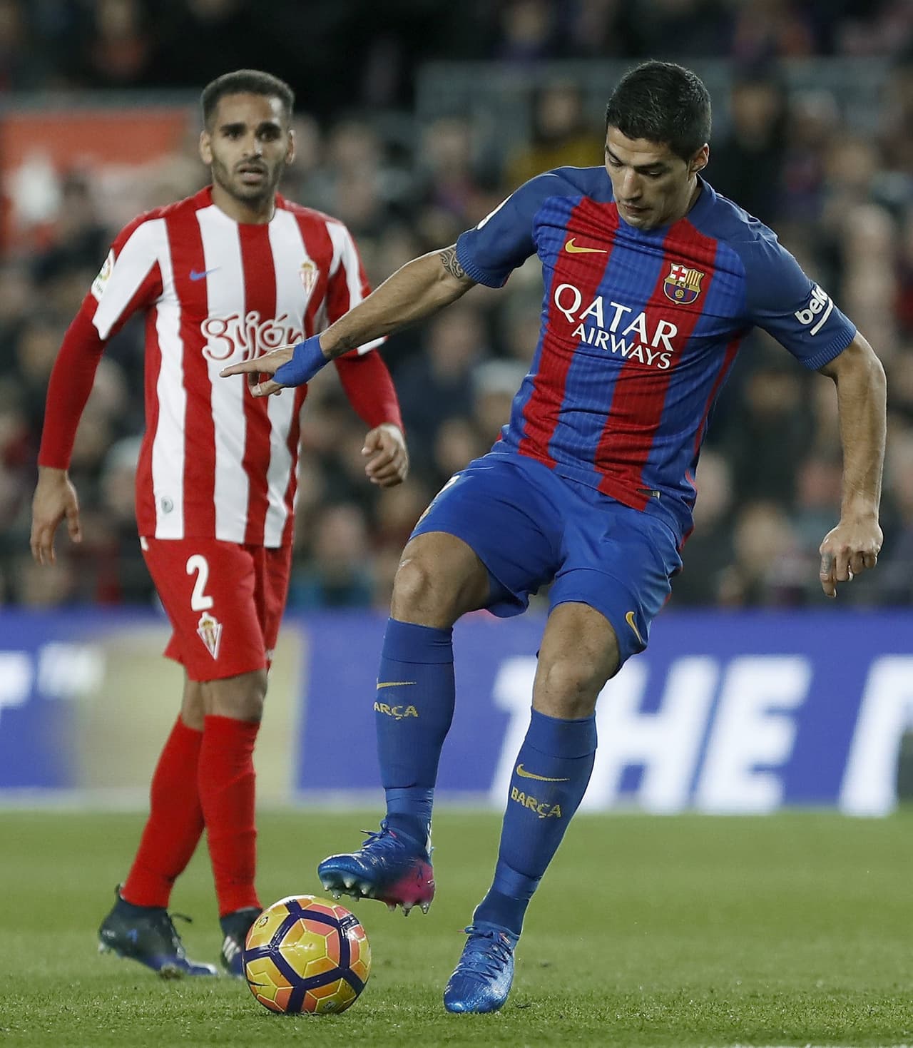 Luis Suárez (Barcelona) controla en baónl ante la mirada atónita de Douglas Pereira (Sporting)