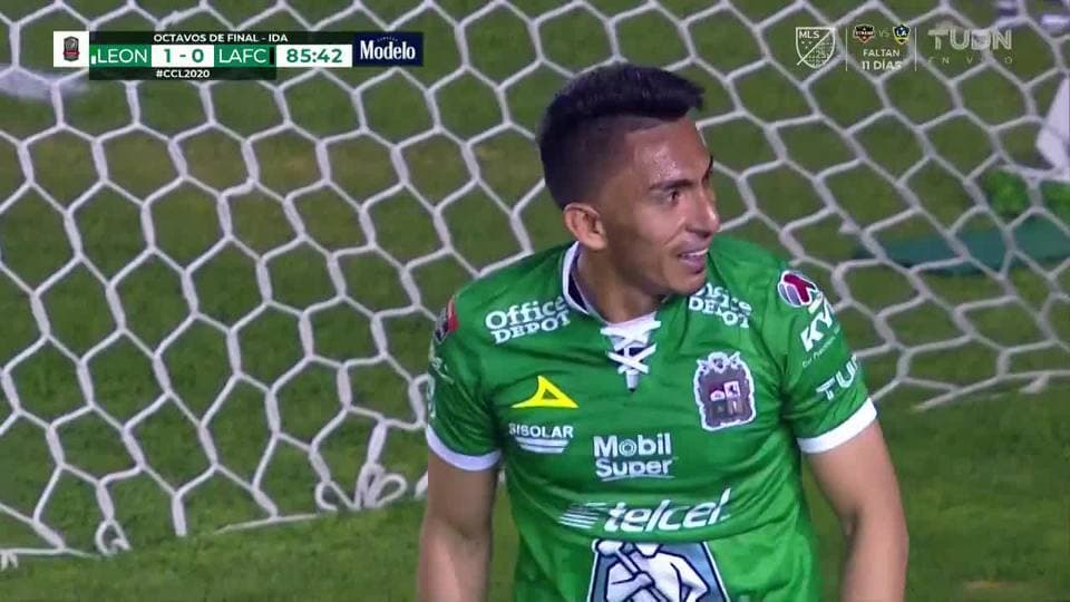 Tiro desviado de Ángel Mena