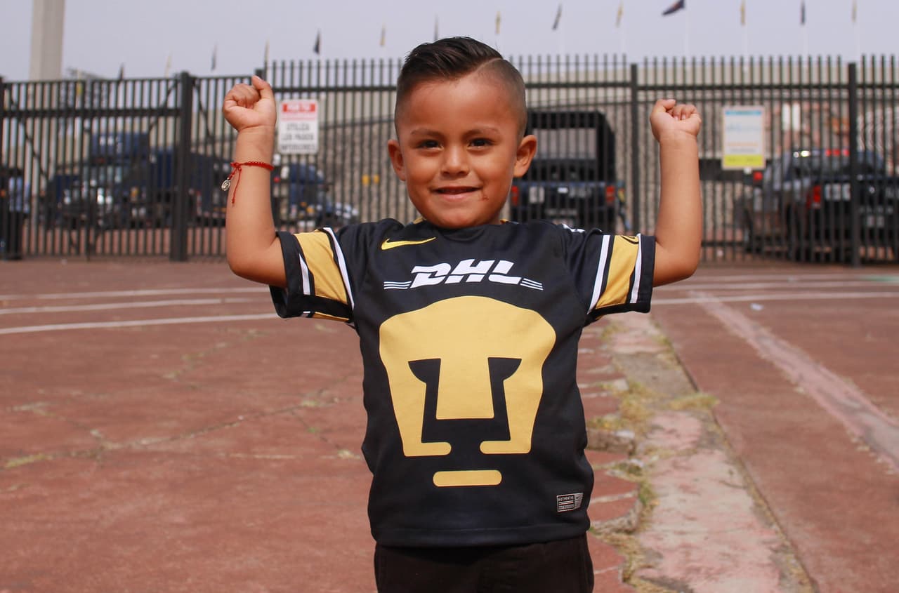 Los niños fueron protagonistas al representar a Pumas y a Toluca como parte del previo del juego, con una niña árbitro, como parte de la fiesta del duelo de la Jornada 16 de la Liga MX.