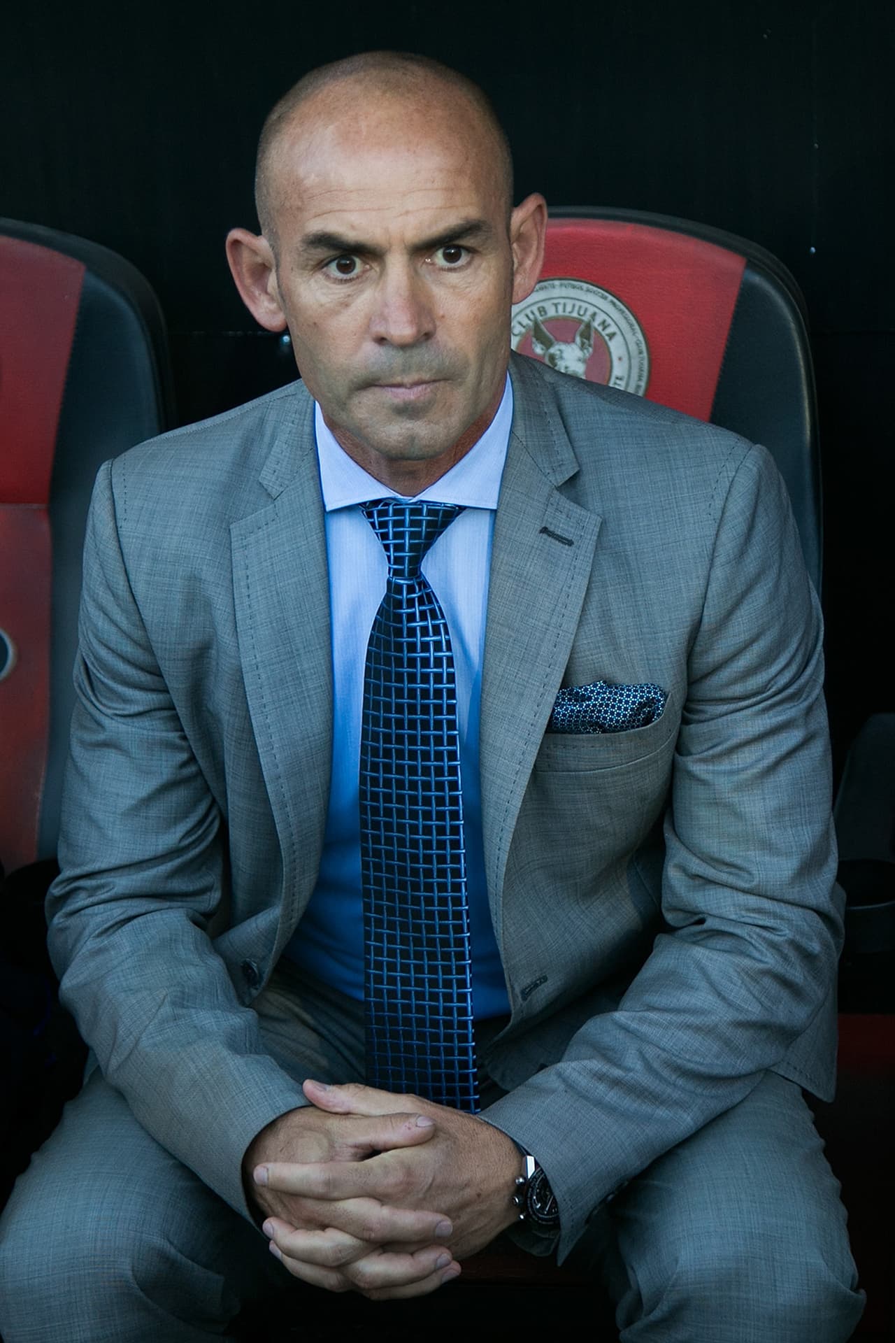 Paco Jémez, entrenador cementero, se mostró muy tranquilo todo el juego.