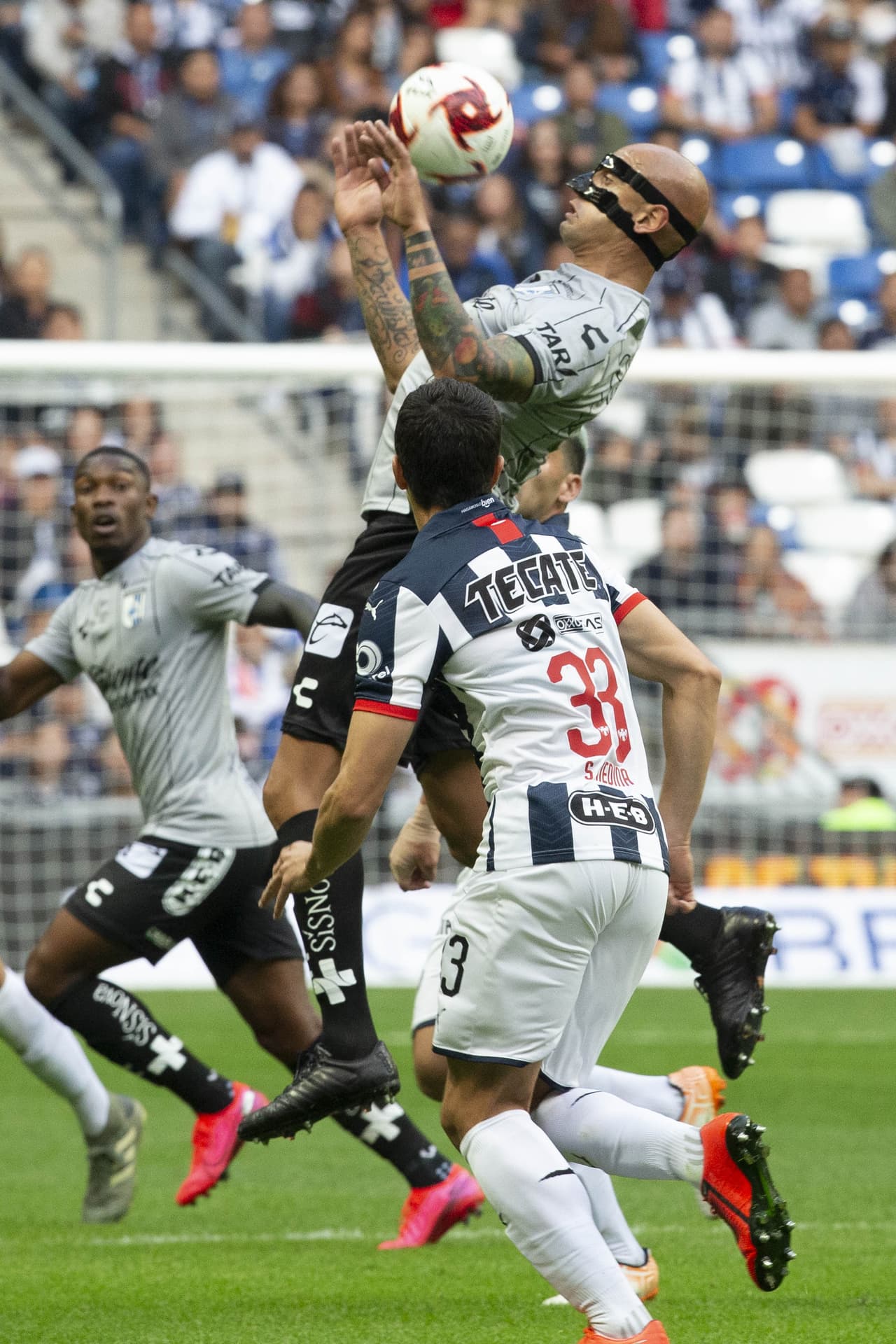 Un gol agónico de Ariel Nahuelpán le propicia el segundo descalabro en fila a Rayados en su propia casa.