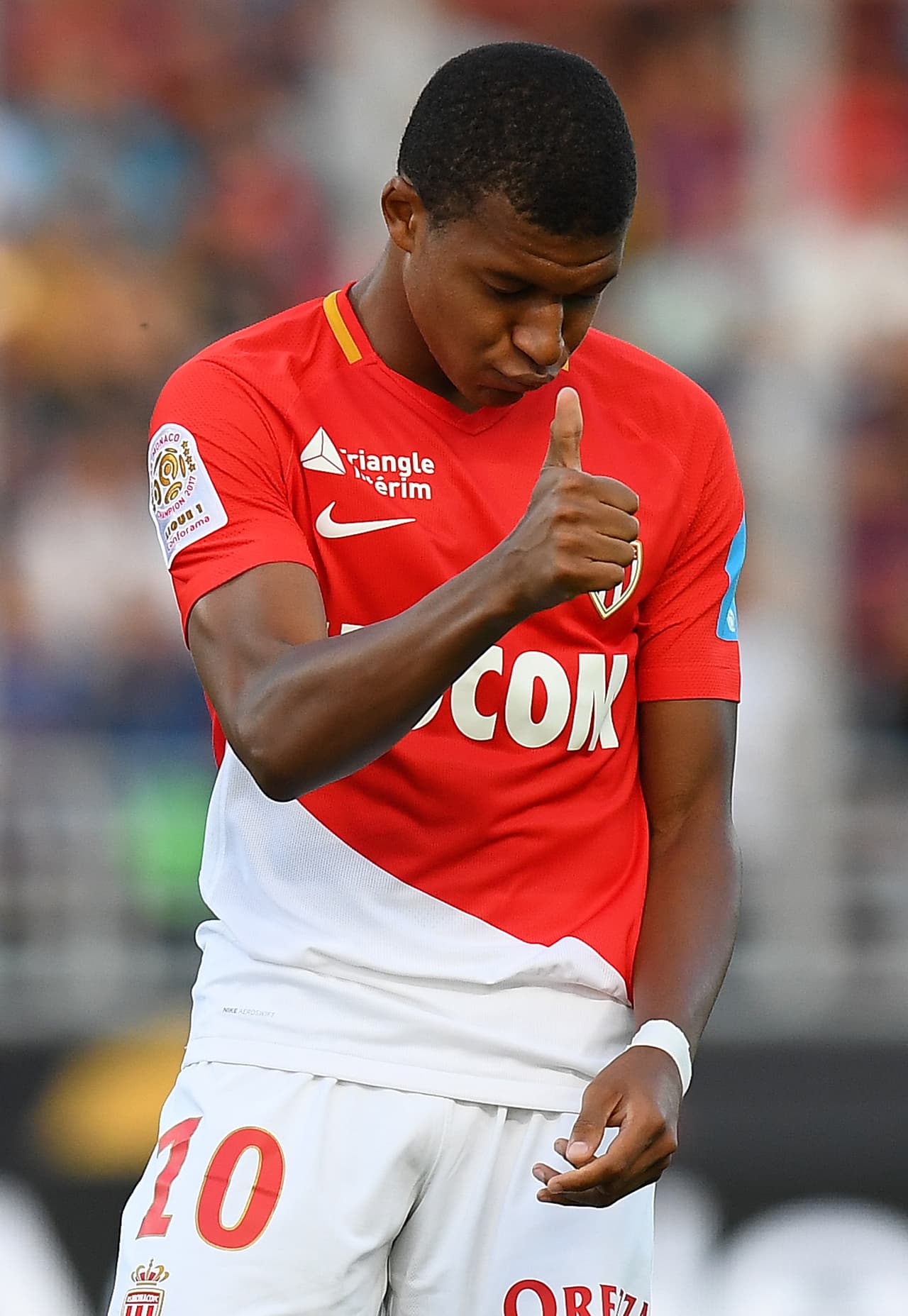 El Mónaco se acercaba con Lemar y Mbappé, que definía mal. El juez de línea ya había declarado el fuera de juego.
