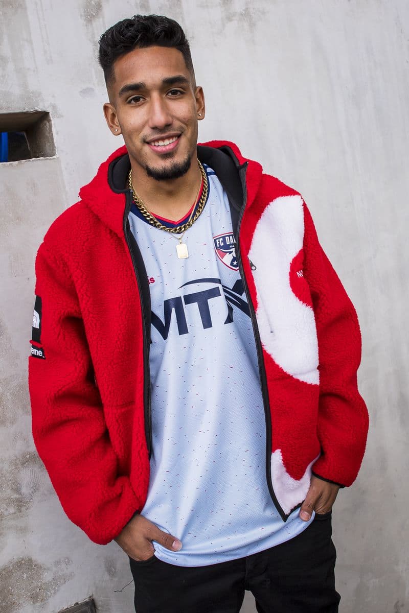 La nueva casaca incluye la bandera texana en la parte posterior del cuello, además de un parche con las letras LH, en honor a Lamar Hunt,
<br>