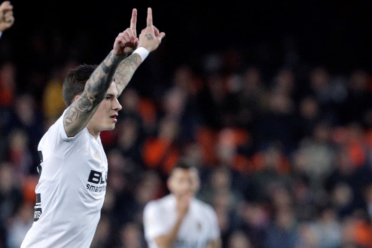 ¿El Valencia necesita al 'Chicharito' Hernández? El 3-0 que deja al club en el séptimo puesto con 29 puntos, pero tendrán que medirse al Barcelona en el Camp Nou en próxima jornada.