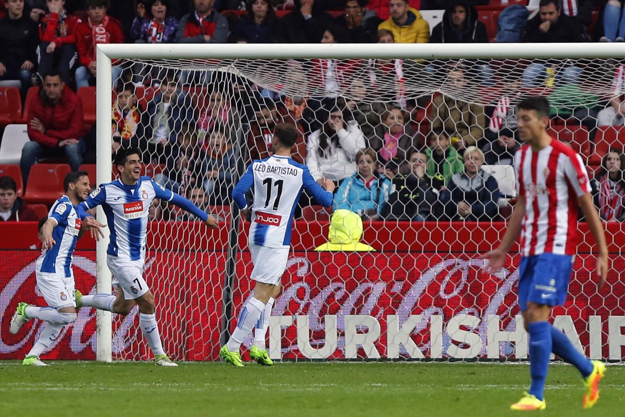 El Espanyol igualó en El Molinón 1-1 lo que deja al equipo de Diego Reyes en 50 puntos, a seis de la zona de copas de Europa.