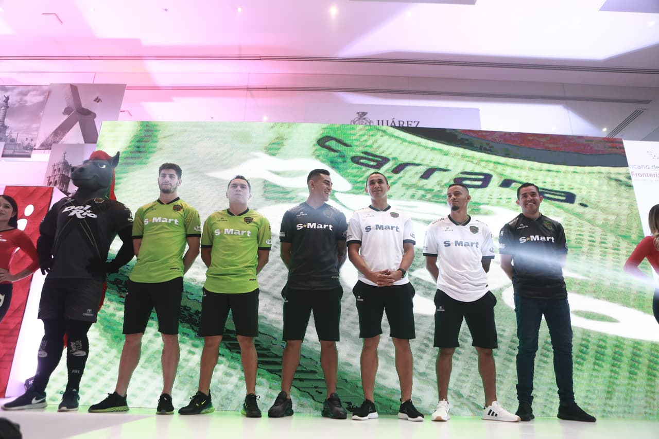 Los Bravos de Ciudad Juárez dieron a conocer sus uniformes para la que será una campaña muy especial, la de su debut en la máxima categoría del balompié mexicano. El equipo fronterizo mostró las tres equipaciones que plantea utilizar a lo largo del Apertura 2019, buscando cautivar a sus aficionados, para que compren las camisetas como pan caliente.