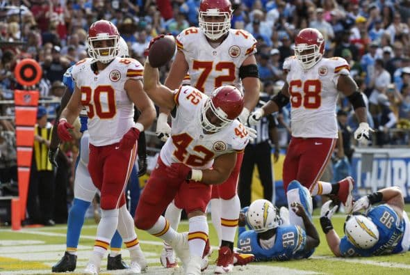 Partido apretado en el que los Chiefs se llevaron la victoria en el último momento sobre los Chargers 23-20.