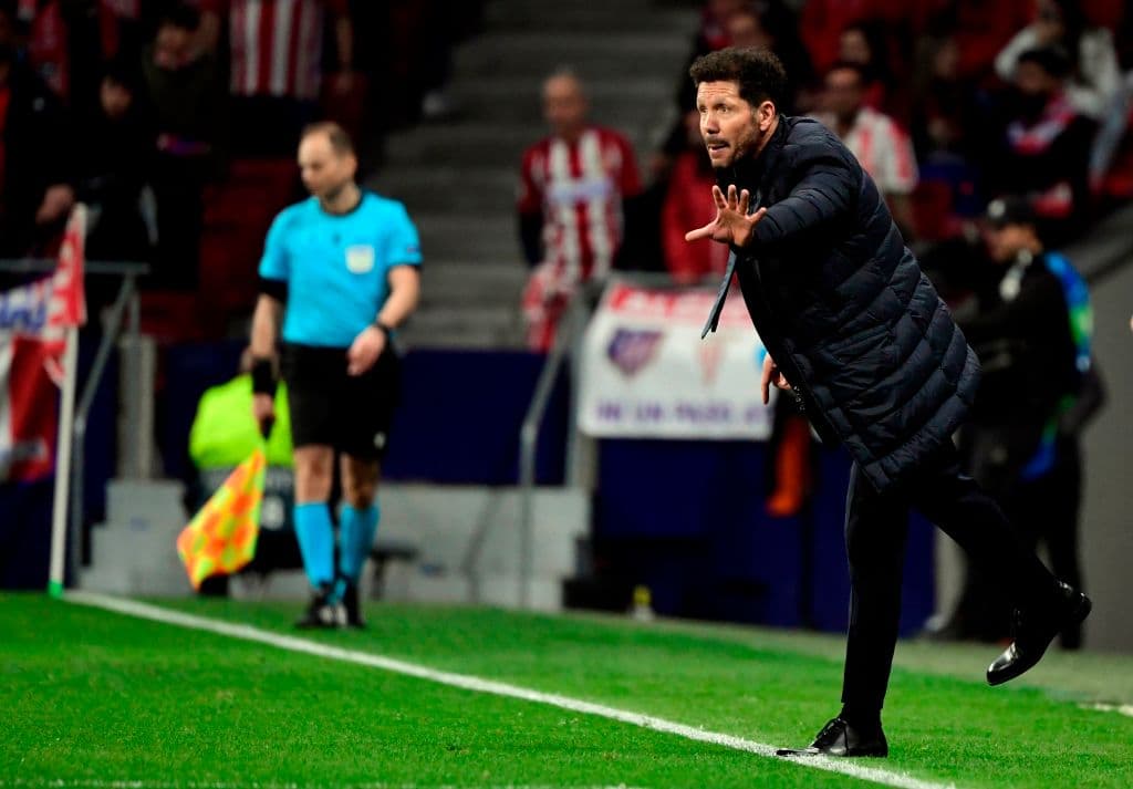 Con un pie en el aire, intenta acomodar a sus jugadores para no perder el orden ante el ataque del Liverpool.