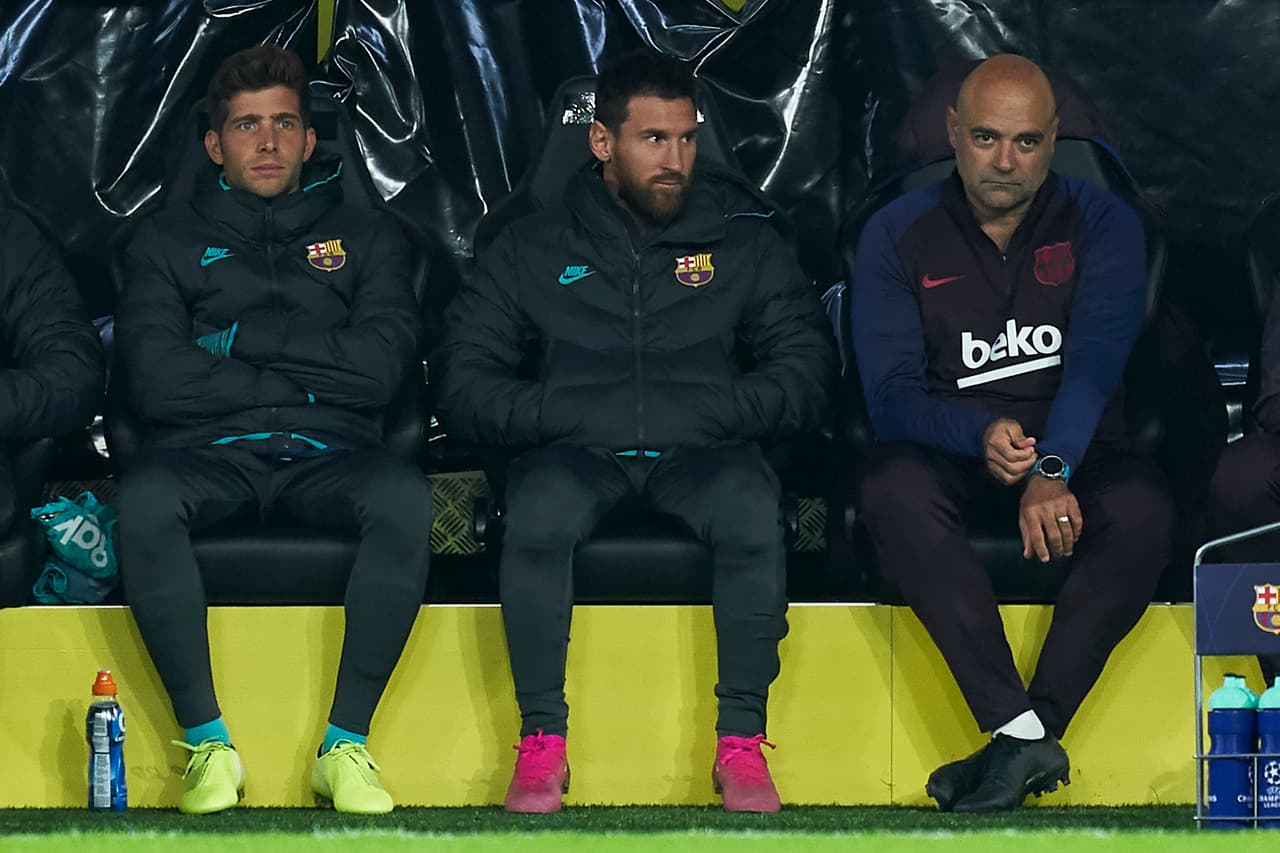 Mientras tanto, Messi observa el partido desde el banquillo de suplentes.