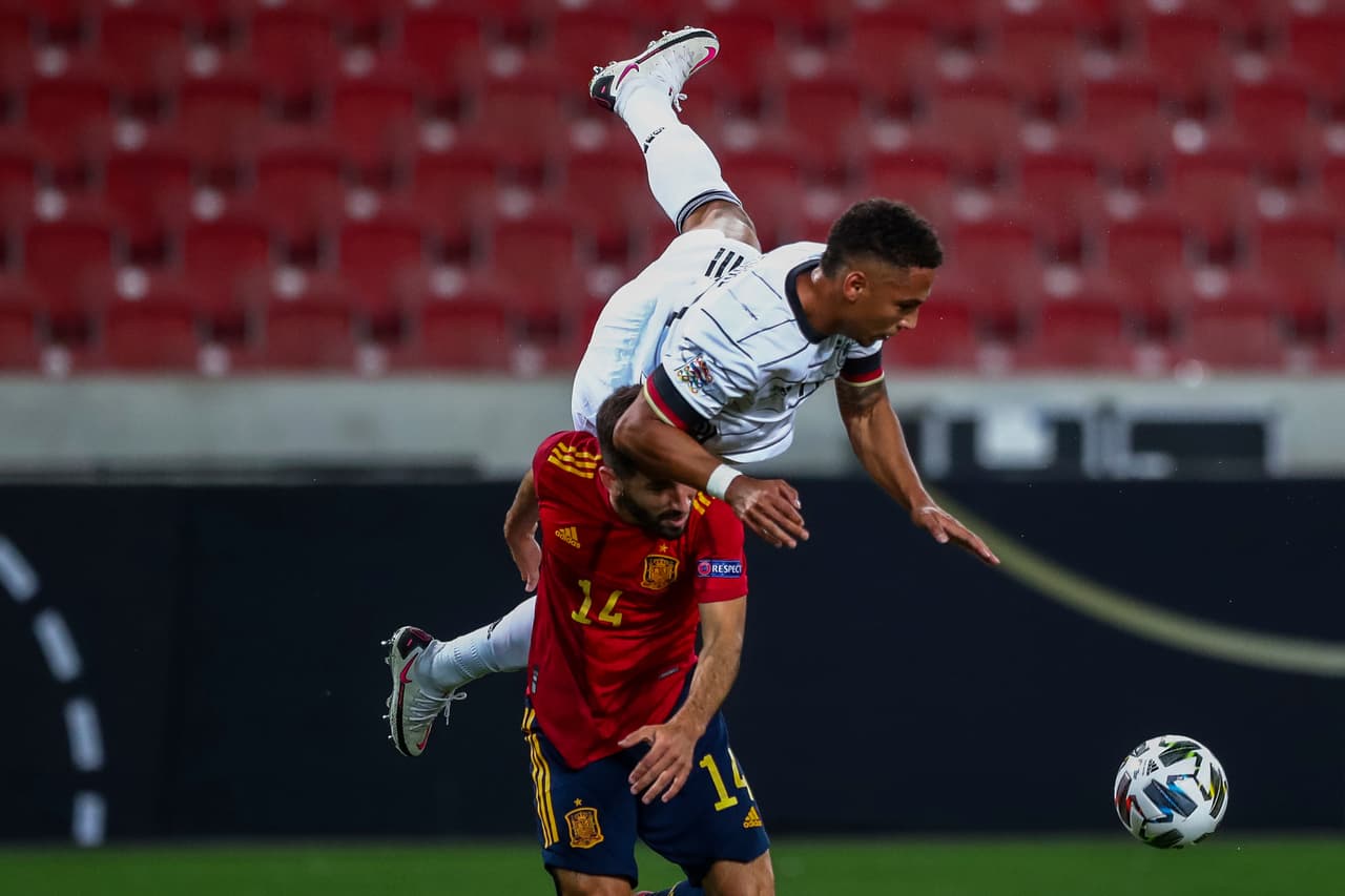 Busquets estuvo cerca, sin embargo Trapp se queda con el esférico.
