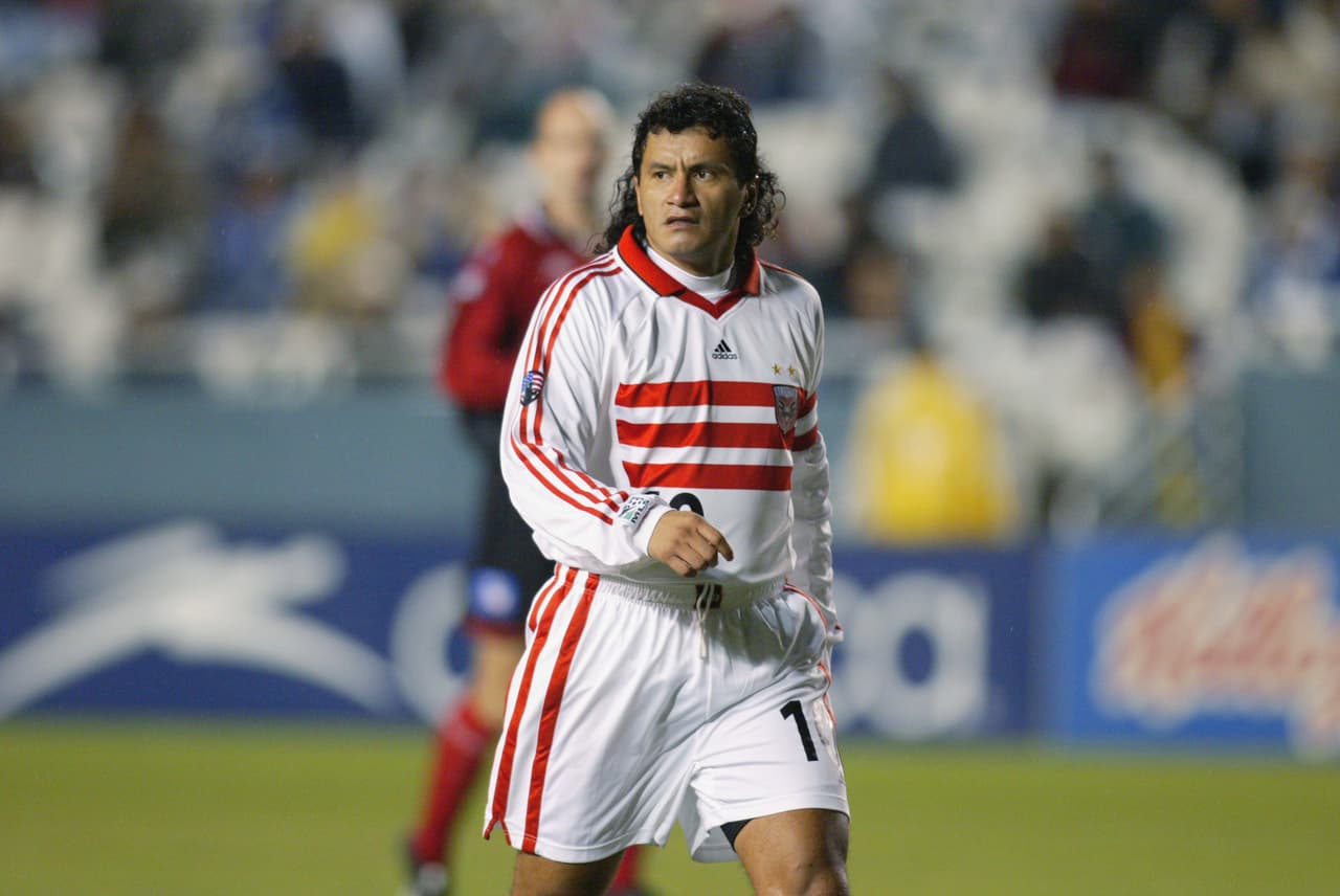 Marco Etcheverry fue de las primeras estrellas de la Major League Soccer y por eso lo recordamos en el Mes de la Herencia Hispana.