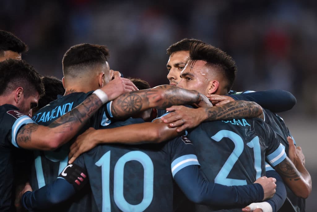 Lautaro Martínez saca un cabezazo al final del primer tiempo y le da la victoria 1-0 a Argentina sobre Perú.