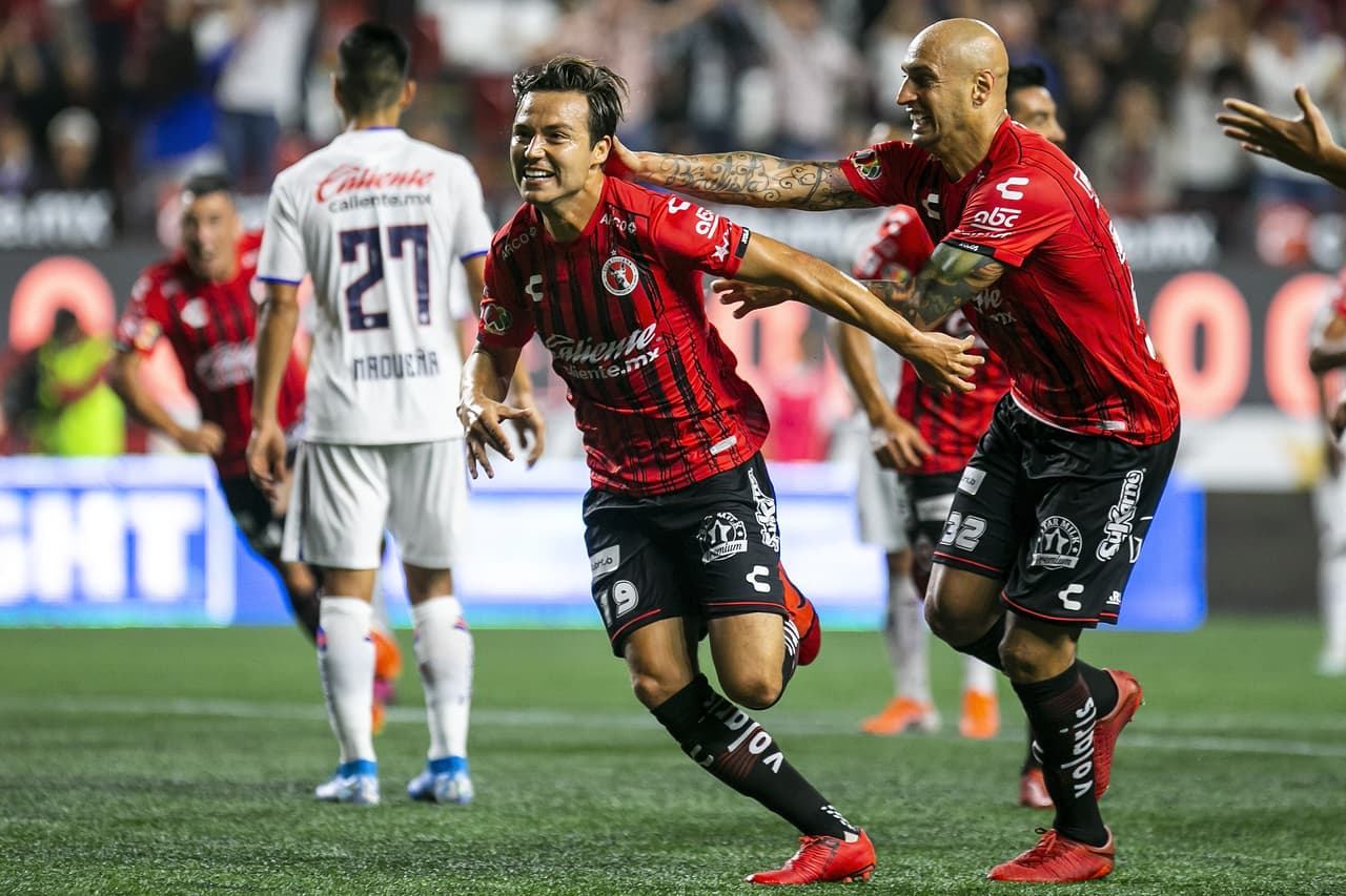 Con goles de Velázquez, Balanta y 'Cubo' Torres, Xolos remontó de último minuto para arrebatarle los tres puntos a Cruz Azul. Aguilar y Yotún anotaron para La Máquina.