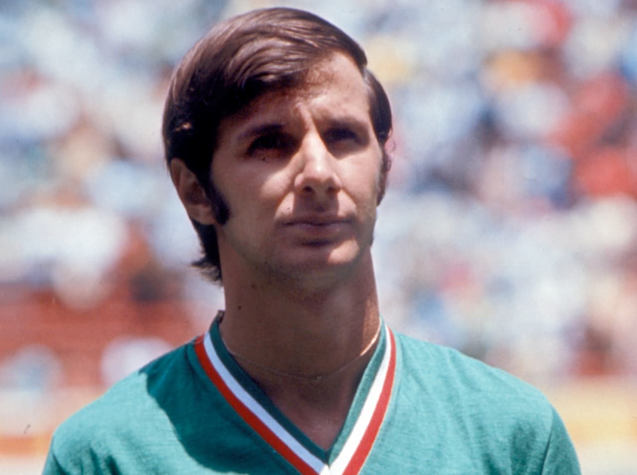 Cuando aún no era tanta la rivalidad, pasó al América con el que se convirtió en ídolo del fútbol mexicano: fue máximo goleador en tres torneos, campeón de la Copa de Campeones, dos veces ganador de la Liga y una Copa de México en ocho años con el club.