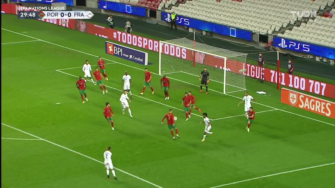 ¡Travesaño! Francia hace jugada de pizarrón, pero Martial revienta el metal