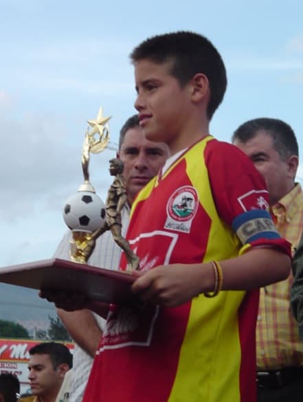 Su carrera en el fútbol comenzó a muy temprana edad ganando el torneo Pony Fútbol a los 10 años con el Academia Tolimense. En dicho torneo fue el jugador más destacado.
<br>