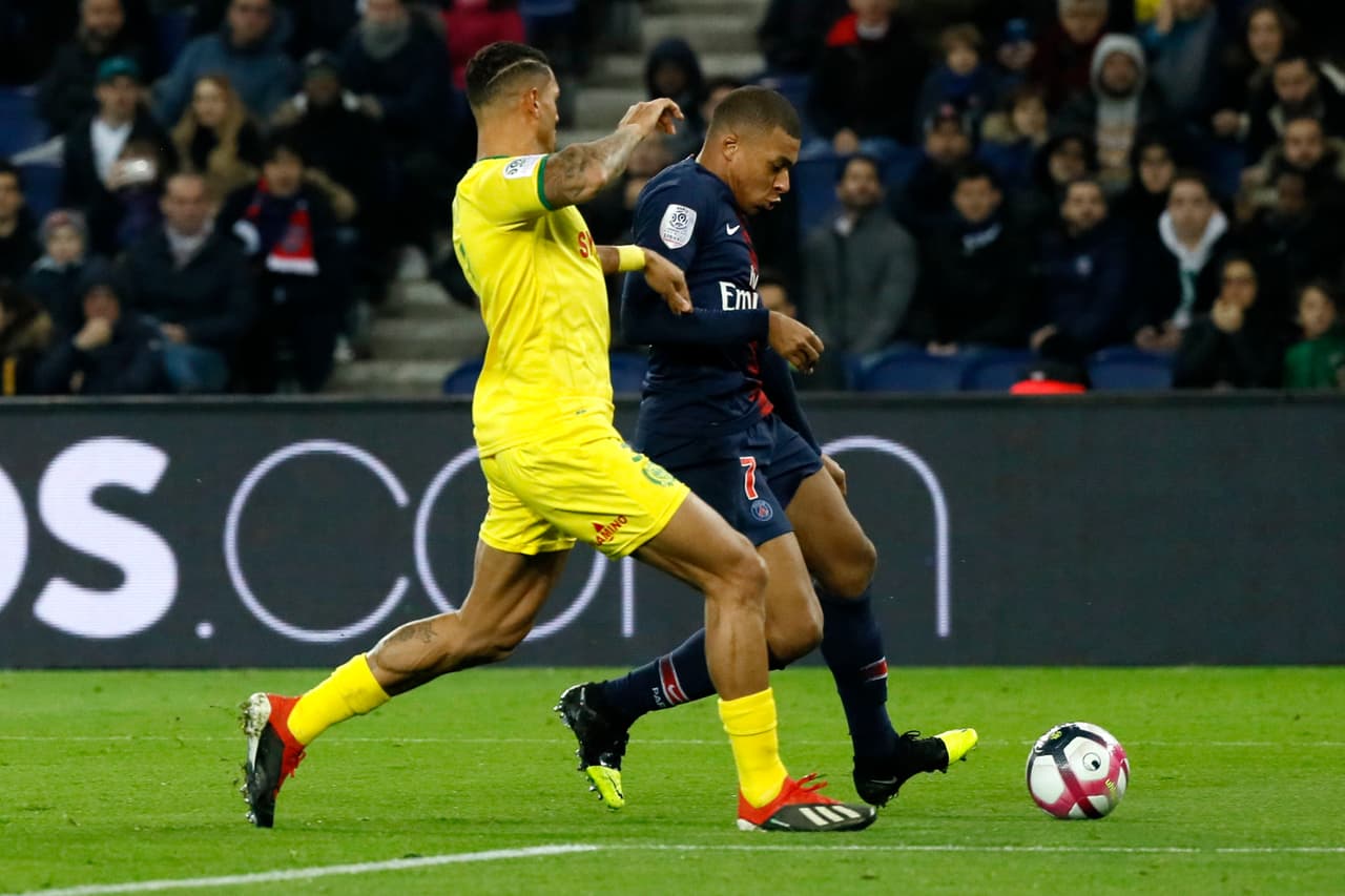 El juego siguió su curso y en un cobro de tiro de esquina, por Ángel Di María, llegó a cerrar la pinza del otro lado Mbappé, quien con un puntazo, marcó la diferencia.