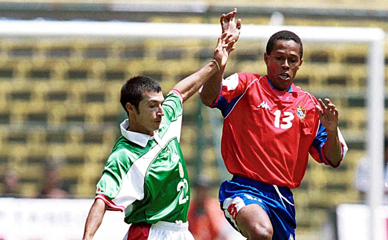 Roberto ha jugado en total con 13 equipos en México, cuatro de ellos de la Liga MX (Colibríes, Querétaro, Atlante y Dorados); por nueve del Ascenso MX (Zacatepec, Querétaro, León, Atlante, Celaya, Veracruz, Guerreros FC, Cruz Azul Hidalgo, La Piedad, Correcaminos, Dorados y actualmente Zacatecas).