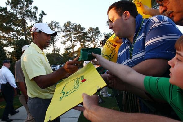 A pesar de los escándalos, la gente no pierde la oportunidad de pedirle autógrafo a uno de los deportistas del momento.