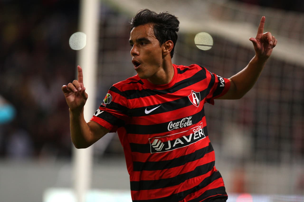 Omar Bravo es una insignia de las Chivas: ganó tres títulos en sus tres etapas con el club. En cambio, con Atlas solo jugó un año.