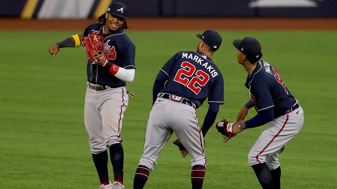 Ofensiva tardía pone a los Dodgers contra la pared