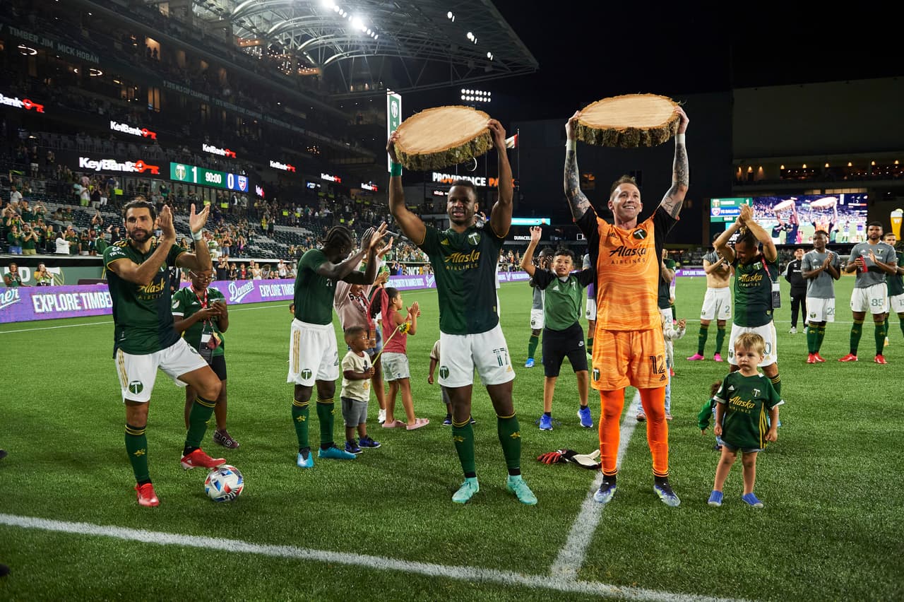 Los troncos en alto, señal de victoria de 'los Leñadores'.