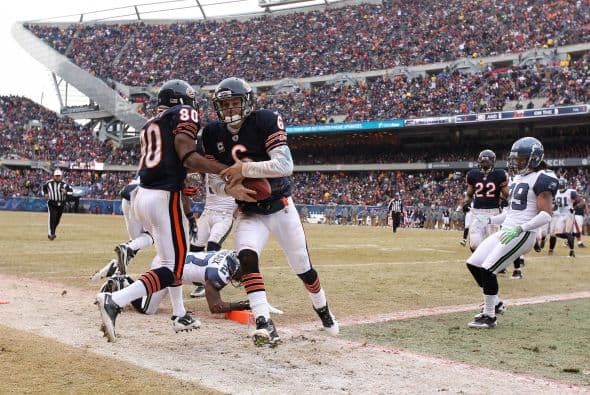 Segunda anotación por tierra del quarterback Jay Cuttler, para colocar la pizarra 28-0 a favor de Chicago.