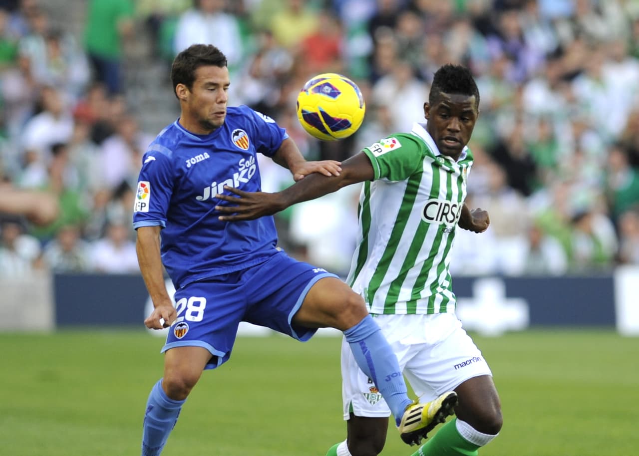 La temporada siguiente la jugó cedido en el Real Betis Balompié de Sevilla. Ahí disputó 28 partidos y anotó dos goles.