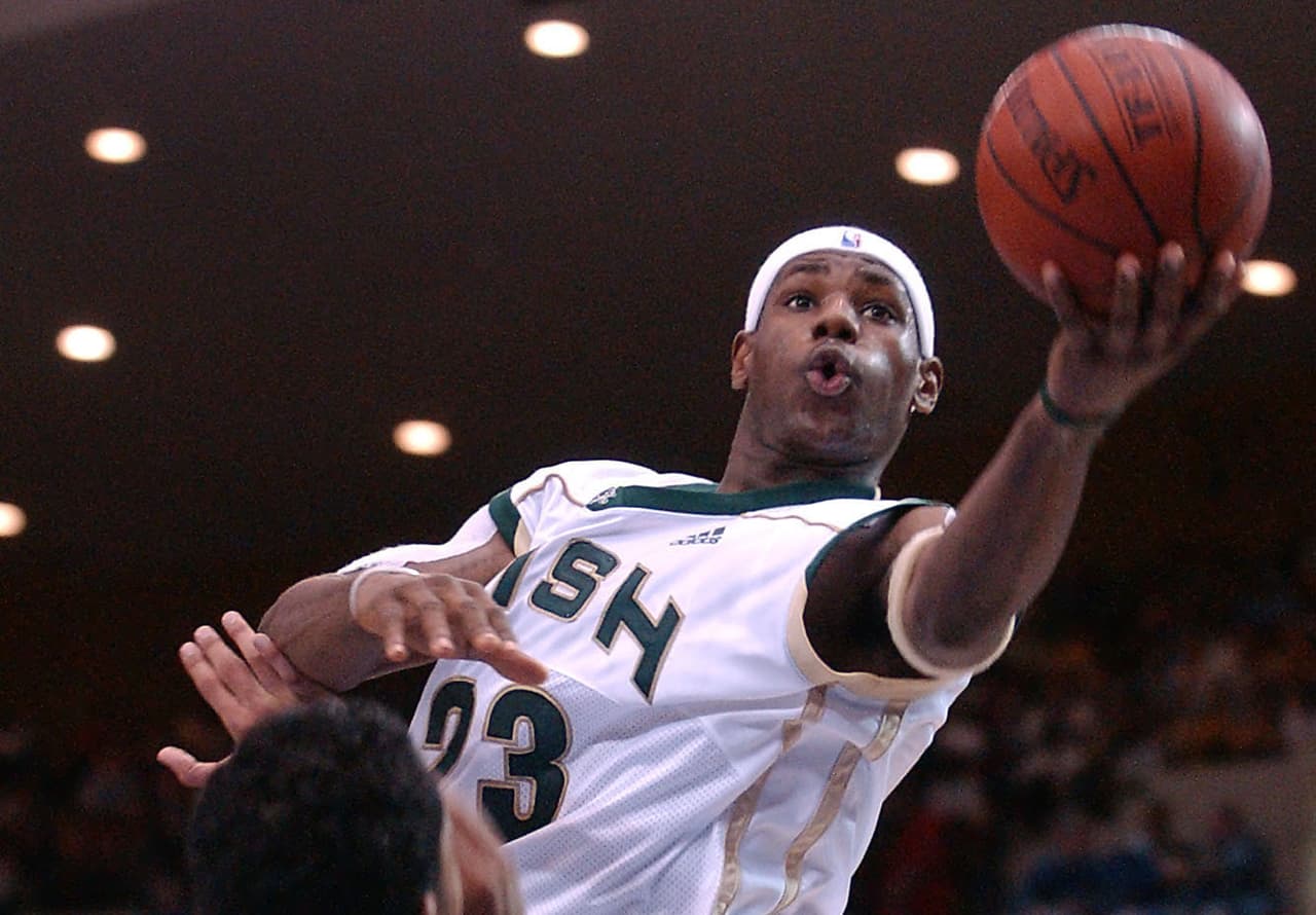 LeBron James tuvo su carrera en el baloncesto univeristario con St. Vincent–St. Mary en 2002-2003 donde ya marcaba la diferencia.