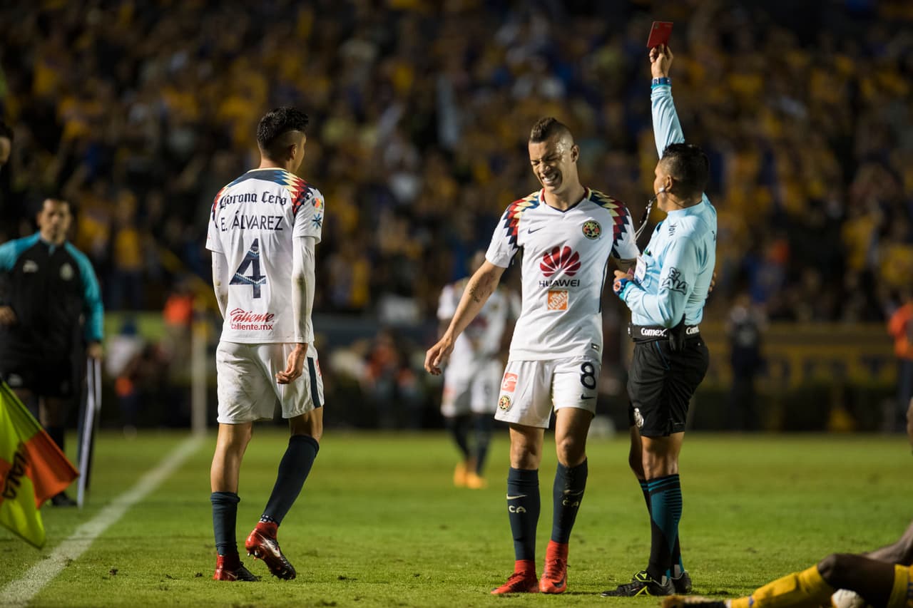 Édson Álvarez fue el segundo jugador expulsado en el América tras ver la roja directa por una fuerte patada sobre Enner Valencia.