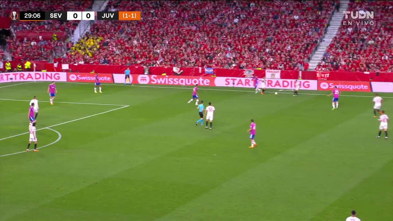 ¡TIRO ATAJADO! disparo por Marcos Acuña.