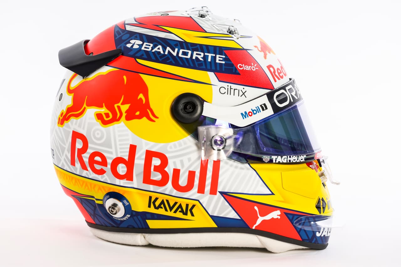 El piloto mexicano Sergio 'Checo' Pérez modelo su nuevo casco, noticia que tardó segundos en darle la vuelta al mundo entero.