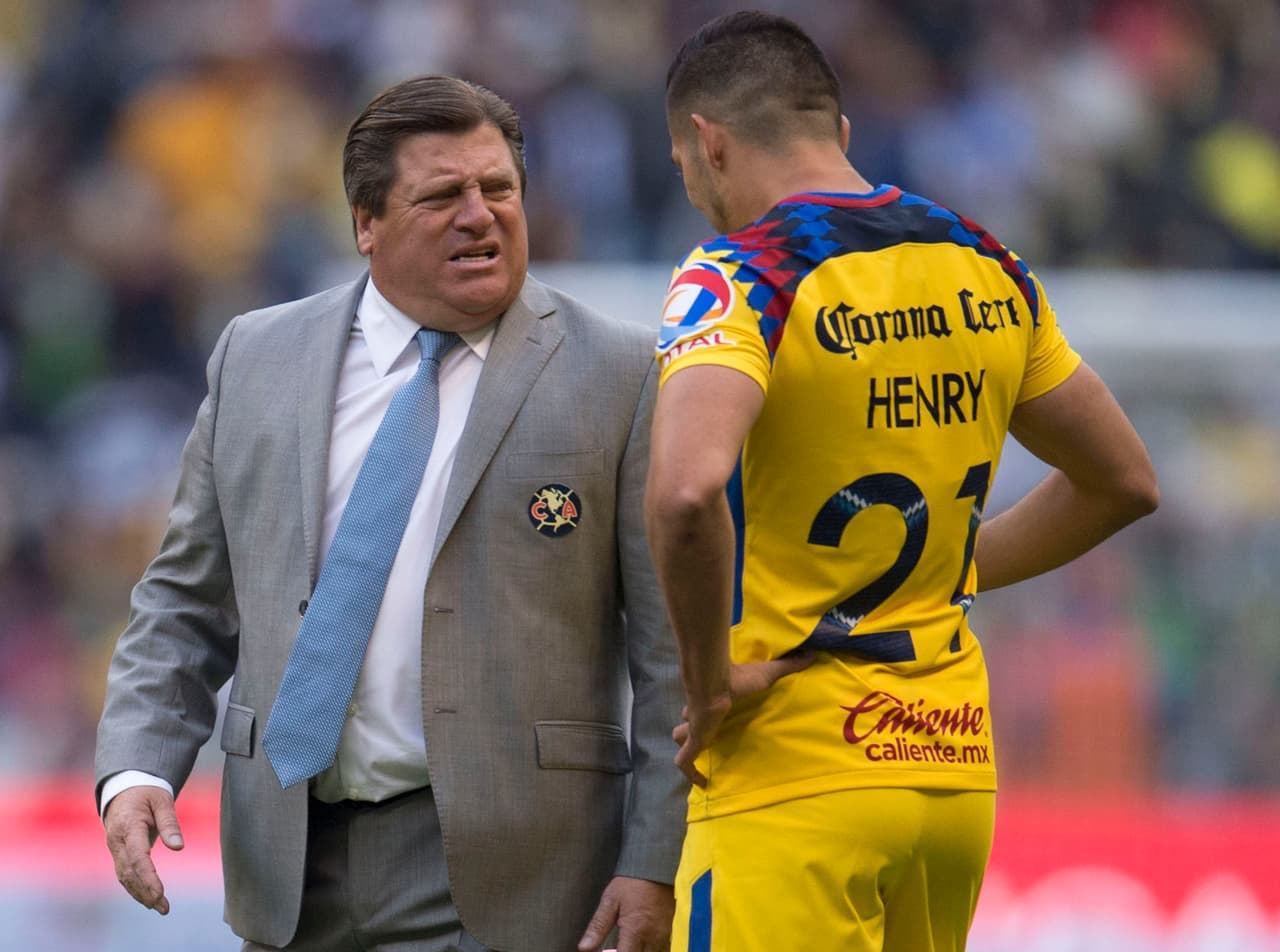 Action photo during the match America vs Pachuca, corresponding to Matchday 2 of the Closing Tournament 2018 of Liga BBVA Bancomer MX, at the Estadio Azteca. Foto de accion durante el partido America vs Pachuca, Correspondiente a la Jornada 2 del Torneo Clausura 2018 de la Liga BBVA Bancomer MX, en el Estadio Azteca, en la foto: Miguel Herrera DT y Henry Martin 13/01/2018/MEXSPORT/JAVIER RAMIREZ.