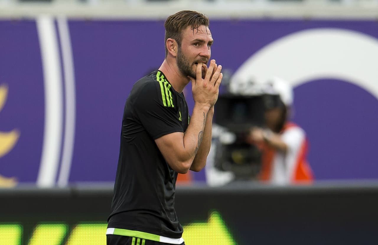 Miguel Layún: El defensa lateral tuvo un buen juego ante Cuba, la banda izquierda fue suya y mucho de los ataques de México comenzaban por su costado. El único problema que pudo haber tenido fue que algunos centro eran imprecisos. Calificación 8.