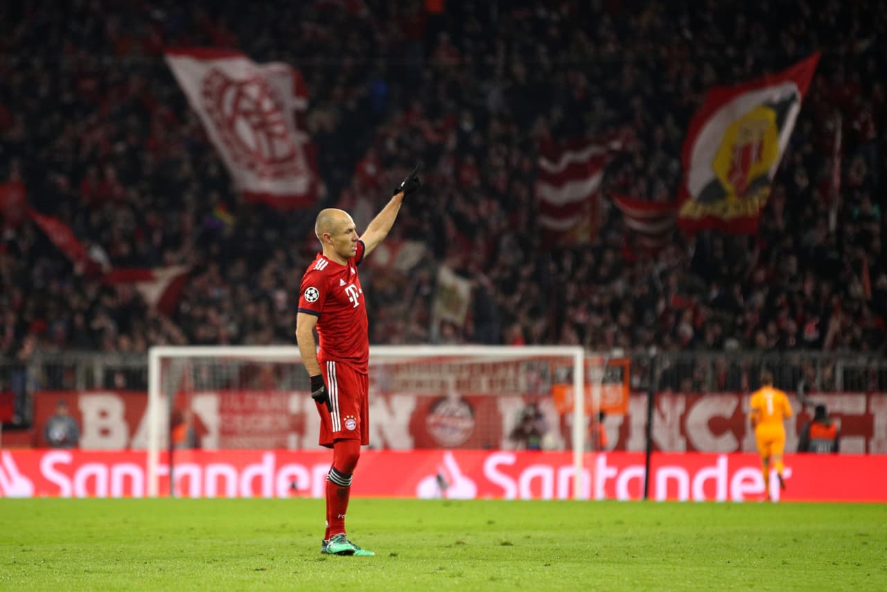 MUNICH, GERMANY - NOVEMBER 27: Arjen Robben of Bayern Munich celebrates after scoring his team's second goal during the UEFA Champions League Group E match between FC Bayern Muenchen and SL Benfica at Fussball Arena Muenchen on November 27, 2018 in Munich, Germany. (Photo by Adam Pretty/Getty Images)