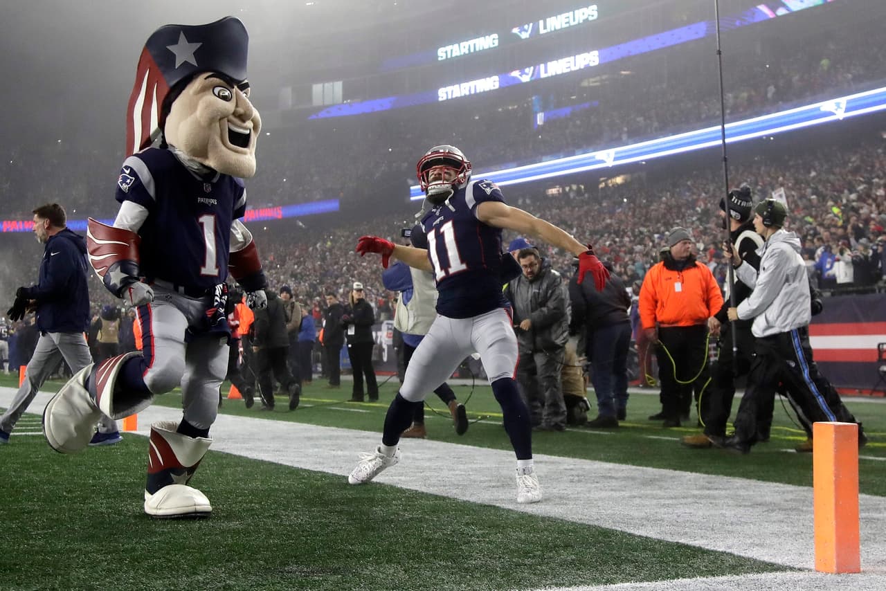 <b>4.-</b>
<b>Energía y fortaleza</b>
<br>- Pat Patriot acompaña a Julian Edelman en la zona de anotación y muestran su efusividad.
<br>- Cuando los jugadores salen del túnel para los partidos, el #11 de New England sale a máxima velocidad recorriendo todo el campo y así saca su energía previo a los juegos, eso lo transmite en el campo de juego.