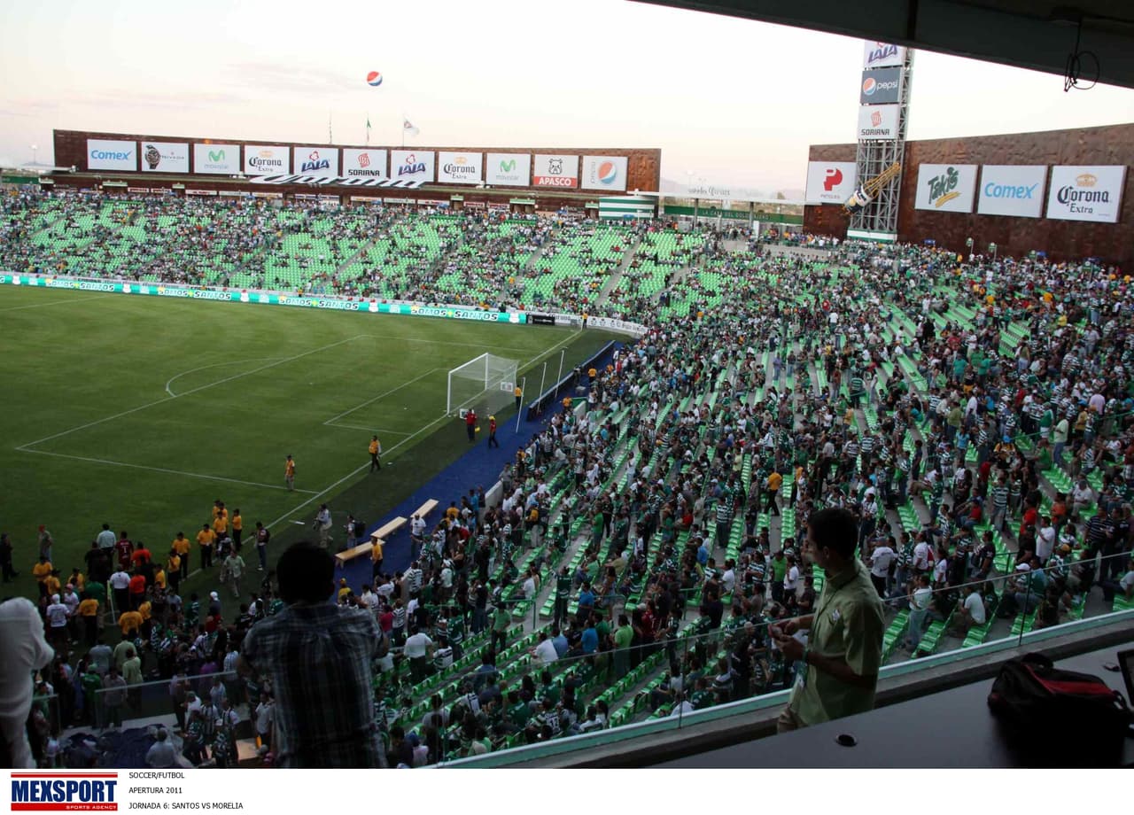 El 21 de agosto del 2011 se disputaba la Fecha 6 entre Santos y Morelia cuando se escucharon unas denotaciones muy cerca del TSM (Territorio Santos Modelo). Ante esta situación, jugadores abandonaron el campo de los laguneros y los aficionados comenzaron a desalojar el campo, mientras otros ingresaron al campo y se tiraron pecho tierra. Instantes después el partido se efectuó en tiempo y forma, una vez confirmado que el suceso fue en las inmediaciones del Estadio de Santos, sitaución ajena al deporte.